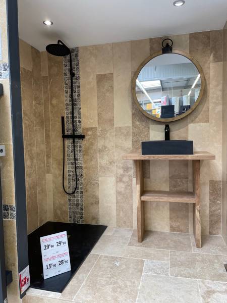 Changer votre douche pour une douche à italienne avec parois en travertin dans votre Bricomarché à proximité de Fécamp