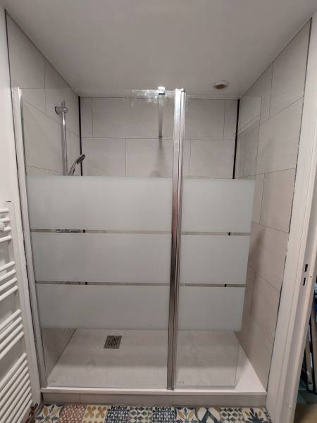 Salle de bain avec douche italienne à proximité de Fécamp